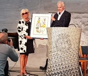 Hederssenior 2018 Skuespiller Lise Fjeldstad får overrakt hedersbeviset av Generalsekretær Knut C Høvik